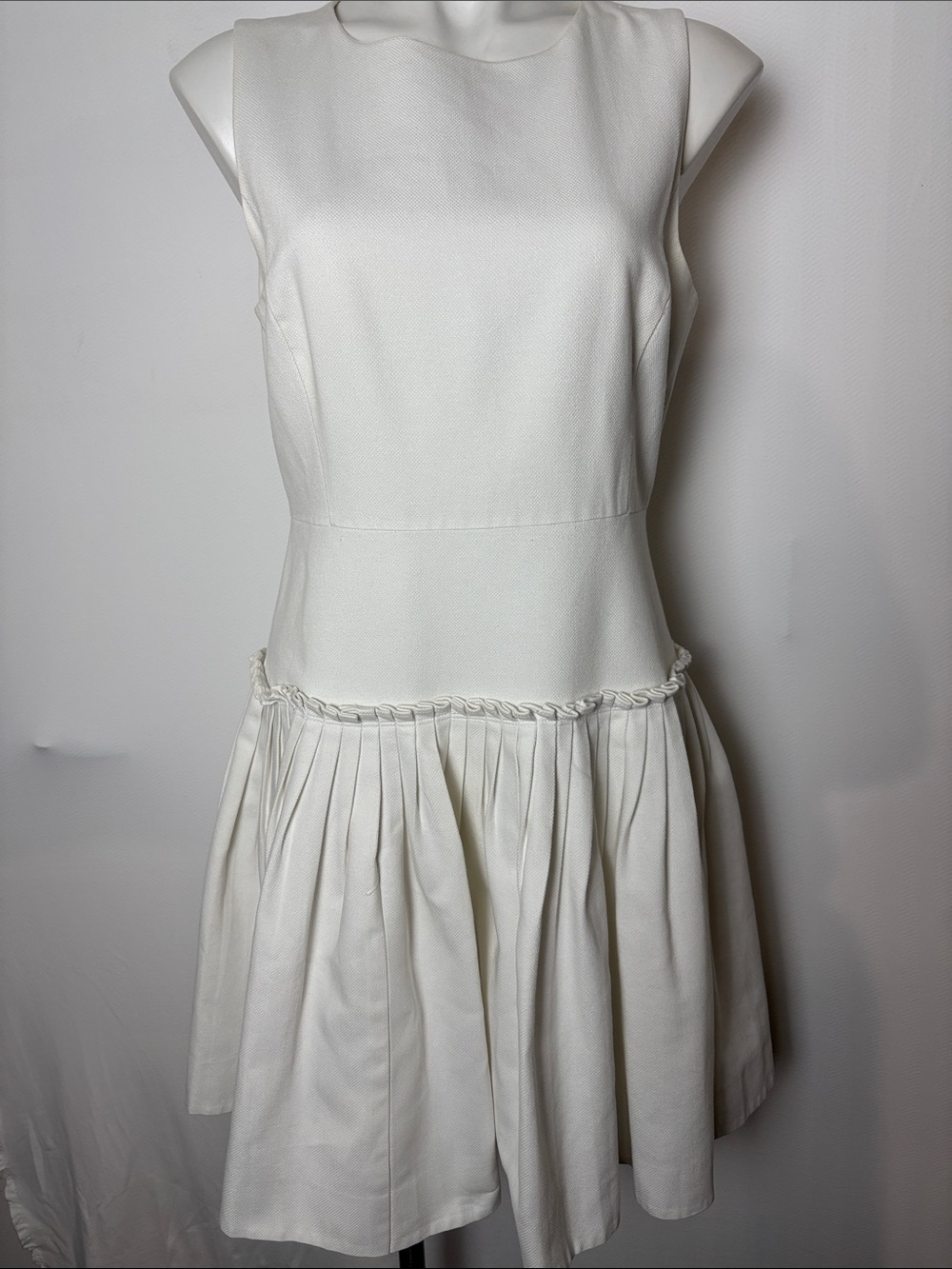 Classic White Sleeveless Pleated Skirt Dress